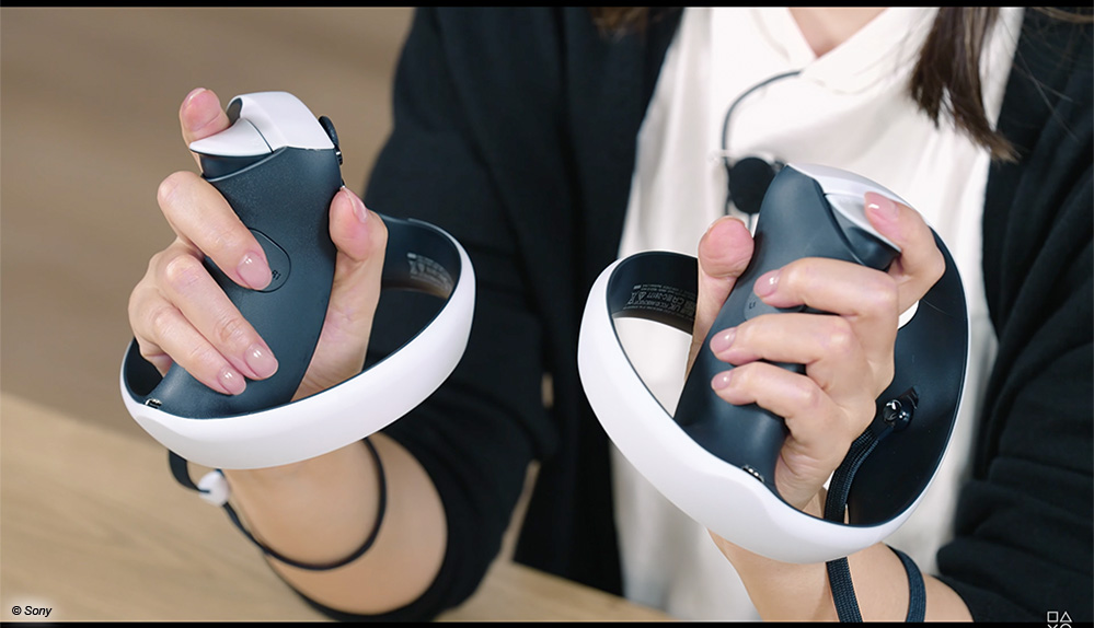 Die adaptiven Trigger feiern in den VR-Controllern ein Comeback. Die Aufteilung der Playstation-Knöpfe, die L1- und R1-Tasten und der umschließende Ring sind zunächst gewöhnungsbedürftig. Über die VR-Headset-Kameras werden Controllerbewegungen meist präzise erfasst. Leider liegt nur ein USB-Ladekabel bei